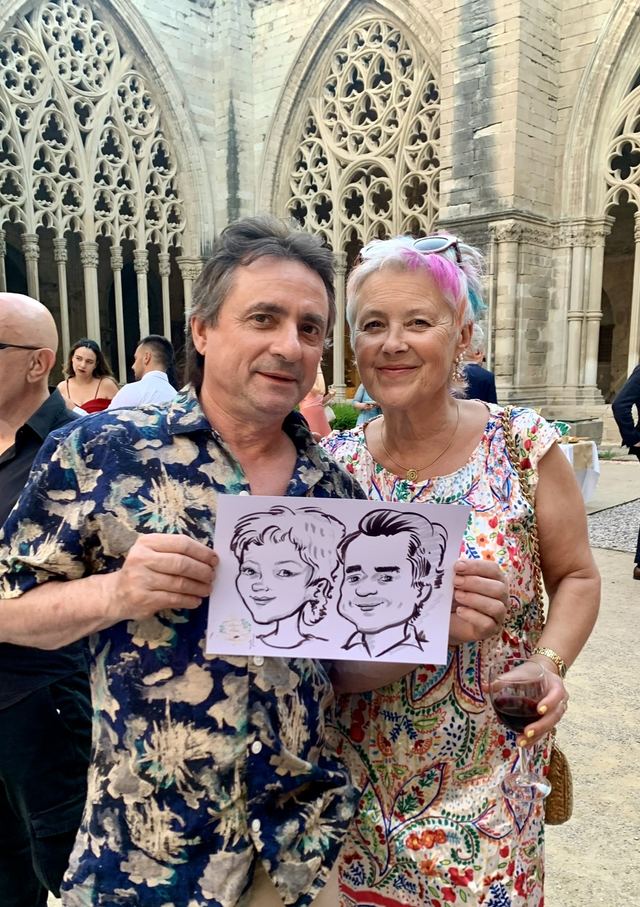 Invitados de la Boda posando con sus Caricaturas