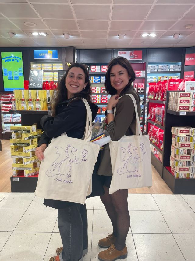 Clientes posando con su TotBag personalizada con ilutracion de sant Jordi