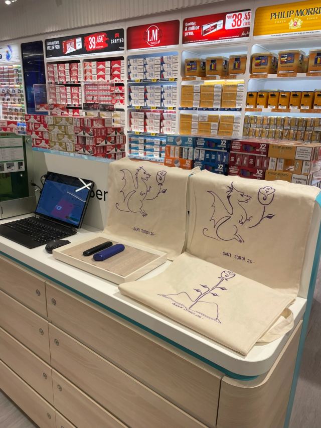 Clientes posando con su TotBag personalizada con ilutracion de sant Jordi