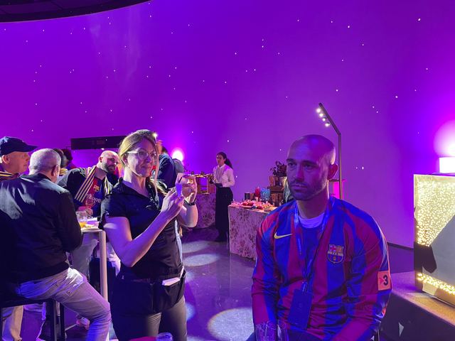 Socios y clientes del Camp Nou posando con su Silueta 