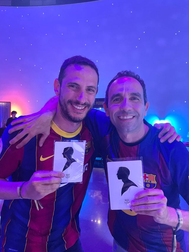 Socios y clientes del Camp Nou posando con su Silueta 