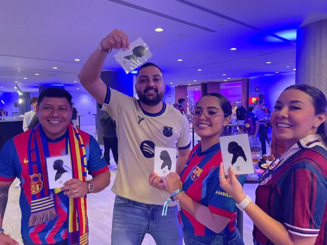 Socios y clientes del Camp Nou posando con su Silueta 